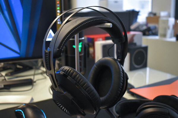 cloud-revolver-s-hyperx-cloud-gaming-headphones.thumb.jpg.4137df5bbc13c24b57f3c261594558bc.jpg