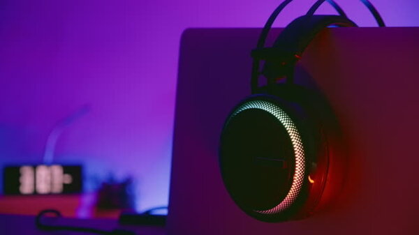 gaming-headphones-wallpaper.thumb.jpg.9c7b3786f6afd13e789c2c504b175e99.jpg
