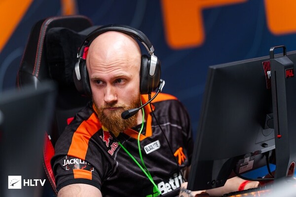 fairside-fnatic-krimz-benched-10-years-review.thumb.jpg.7fc9a3684e156edcf0d3e87210b5a439.jpg